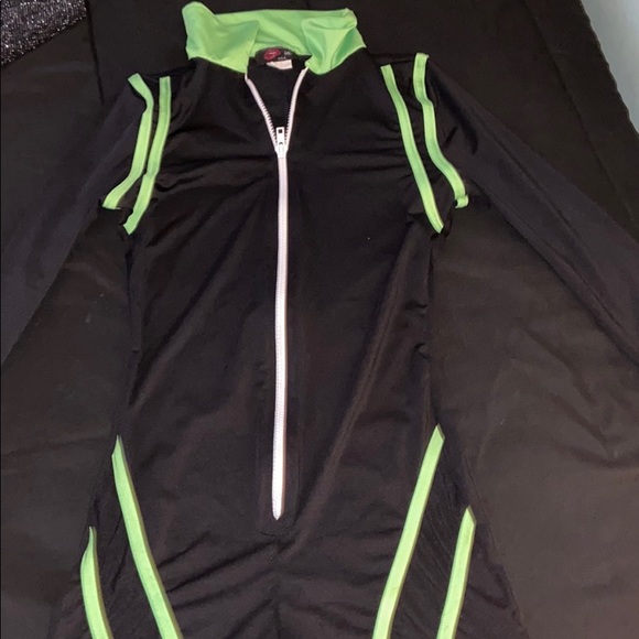 Color block shorts romper - Picture 3 of 3